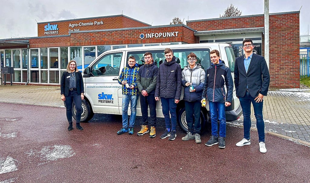 Ferienschüler aus dem Jugendclub „Zuflucht“ in Elster haben sich am Montag bei Maxi Menne (links) vom SKW über Ausbildungsberufe informiert.