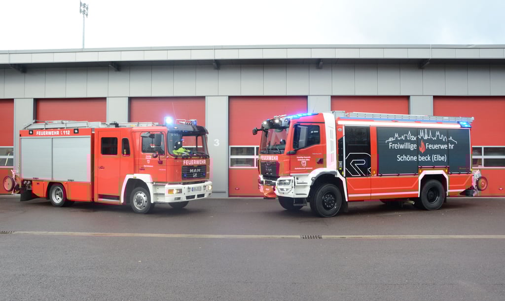 Über 20 Jahre lang diente das LF-16 Fahrzeug (links) treu den Feuerwehrleuten der Stadtteilfeuerwehr Schönebeck. Nun wird es durch ein HLF-20 ersetzt – ein hochmodernes Fahrzeug voller Einsatztechnik.