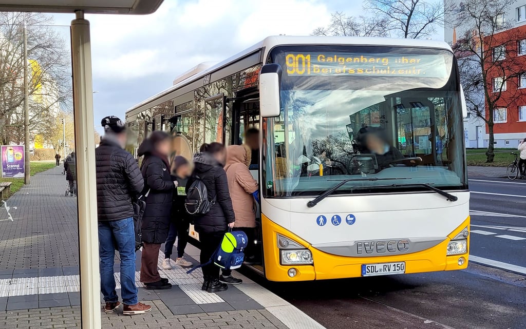 Vor allem Schulkinder nutzen, wie hier gestern Mittag an der Haltestelle „Zum Stadtsee“ in Stendal, den Busverkehr. Auch die Schülerzeitkarten werden ab April mehr kosten.