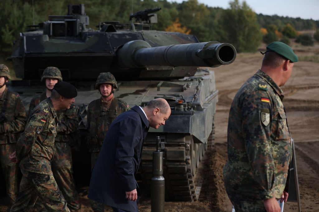 Die Diskussion über die Lieferung von Panzern vom Typ Leopard 2 an die Ukraine geht weiter. Das Bild zeigt Bundeskanzler Olaf Scholz (SPD) bei einem Truppenbesuch im Oktober während einer Militärübung im niedersächsischen Ostenholz.