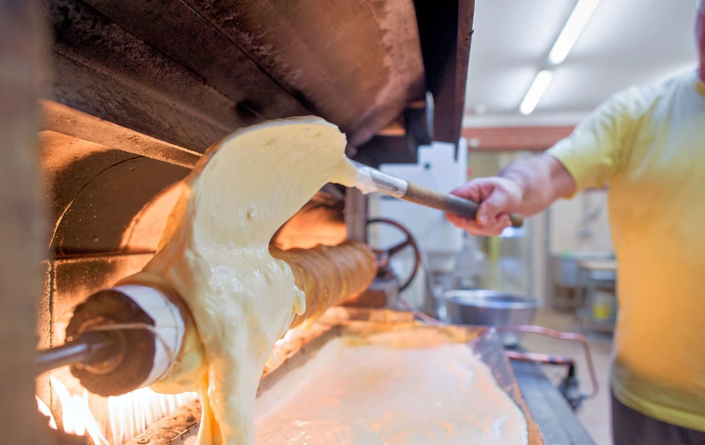 Ein Bild, das es so bald nicht mehr geben könnte: Baumkuchen-Herstellung in der Salzwedeler Baumkuchen GmbH.