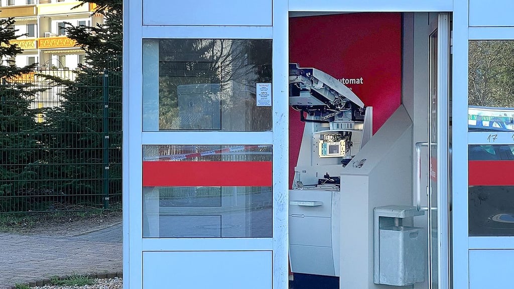 Der Geldautomat im Sparkassenpavillon in Tangermünde. Die Polizei hat den Tatort abgesperrt.