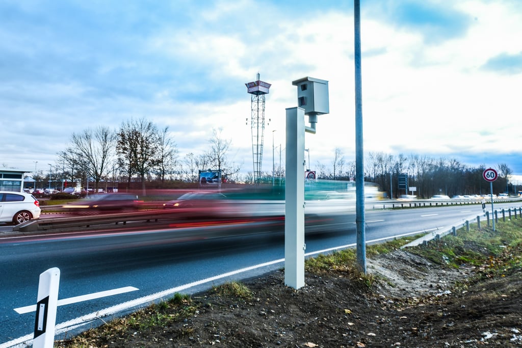 Einer der Blitzer an der Kreuzung B91/Querfurter Straße in Merseburg: Mit den neuen Rotlichtblitzern wurden 2022 viele Verkehrssünder ertappt.