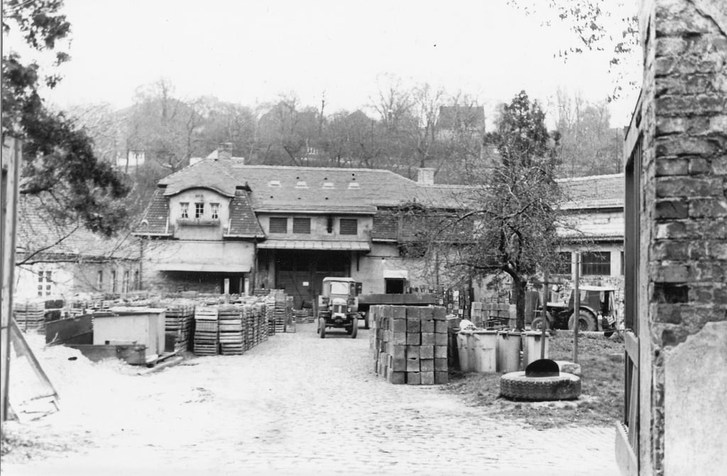 Dieses Foto zeigt den Blick auf dem Hof der Kelterei Heinrich Burkard KG mit Obstpaletten. 