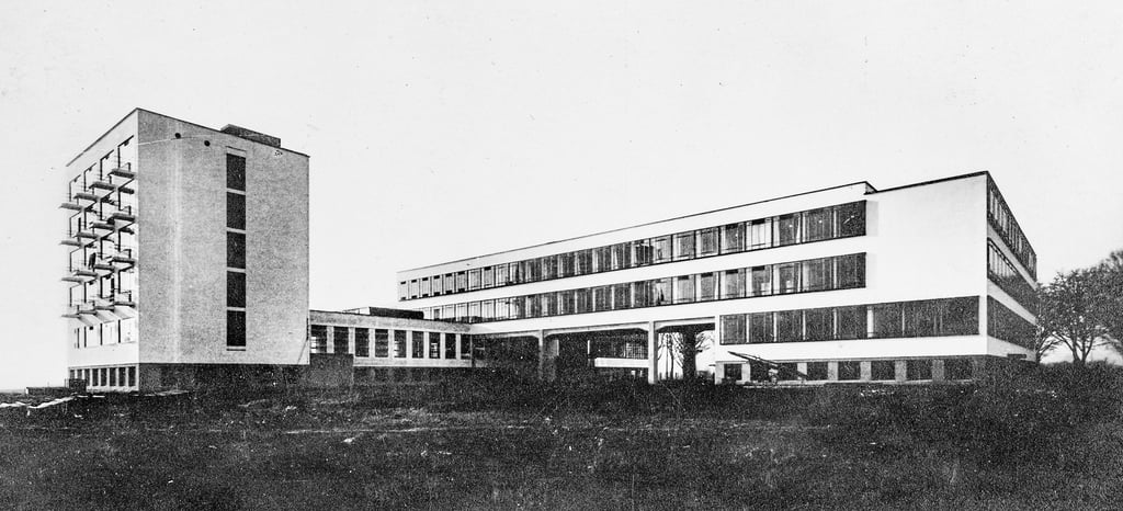 Das Dessauer Bauhaus als Postkartenmotiv: von Lucia Moholy fotografierte Nordost-Ansicht
