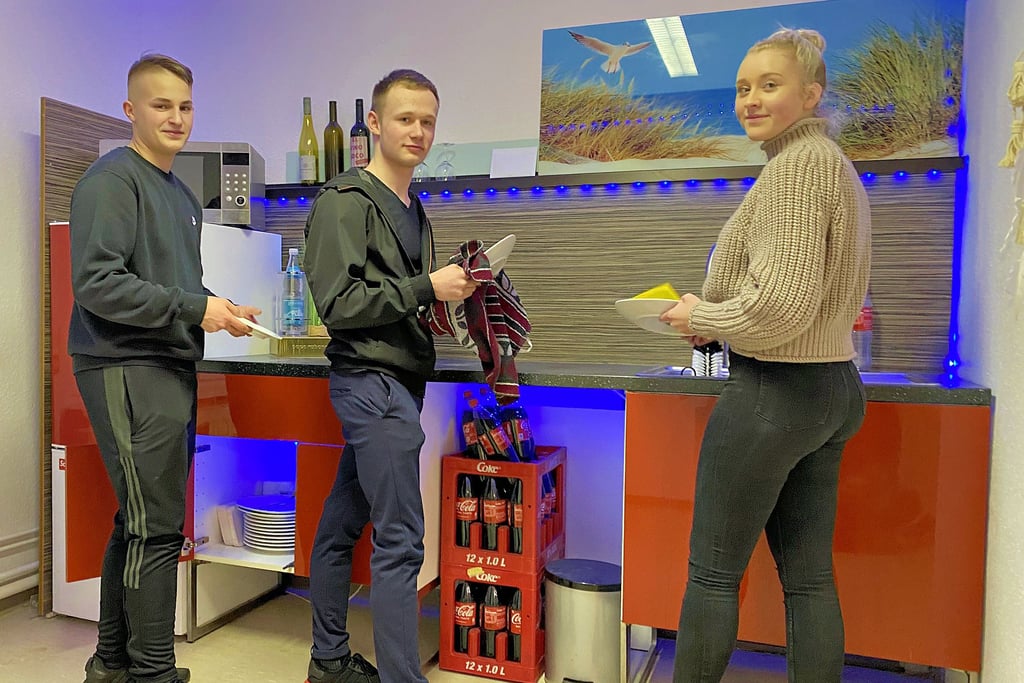 Taleja Heicke, Niklas Hafemann und Ben Reimer (von rechts) in der neuen Küche. In Eigenregie ist hier viel geschafft worden.