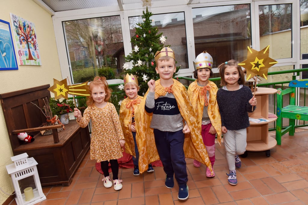 Lilly , Heinrich , Noah, Maren und Felizitas von dar katholischen Kita in St.Gertrud in Eisleben proben in ihren Kostüme als Sternsinger. Am Montag sind sie in ihrer Kita unterwegs.