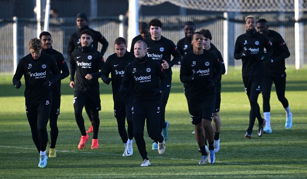 Die Eintracht-Spieler beim Trainingsauftakt.