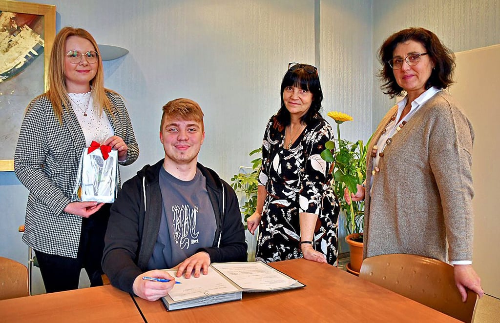 Tim Reinhart unterschreibt seinen Ausbildungsvertrag als Verwaltungsfachangestellter in der Verbandsgemeinde Flechtingen. Mit Blumen und Geschenken heißen ihn Sandra Rühlemann (v.l.), Sachbearbeiterin im Personalamt, Ausbildungsleiterin Simone Klinzmann und Hauptamtsleiterin Bianca Beyer willkommen.