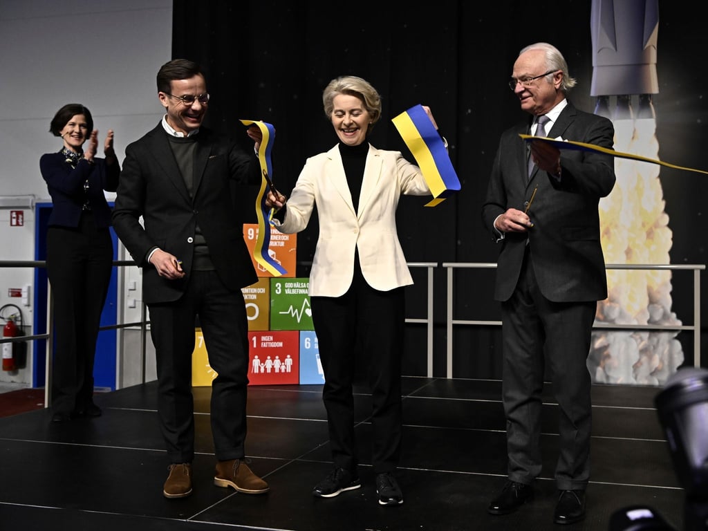 Schwedens Ministerpräsident Ulf Kristersson (l-r), EU-Kommissionspräsidentin Ursula von der Leyen und König Carl Gustaf von Schweden waren bei der Einweihung der neuen Satellitenstartrampe in Kiruna vor Ort.
