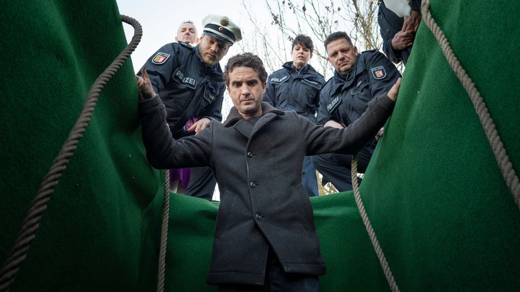 Bei einer Beerdigung auf einem Sylter Friedhof entdeckt Hinnerk Feldmann (Oliver Wnuk) eine tote Frau unter dem Sarg des Verstorbenen.