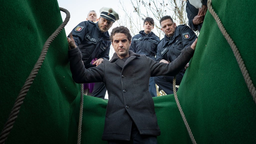 Bei einer Beerdigung auf einem Sylter Friedhof entdeckt Hinnerk Feldmann (Oliver Wnuk) eine tote Frau unter dem Sarg des Verstorbenen.