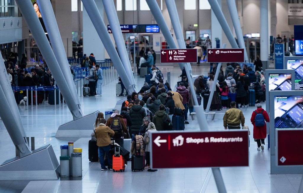 Reisende am Check-In im Düsseldorfer Flughafen.