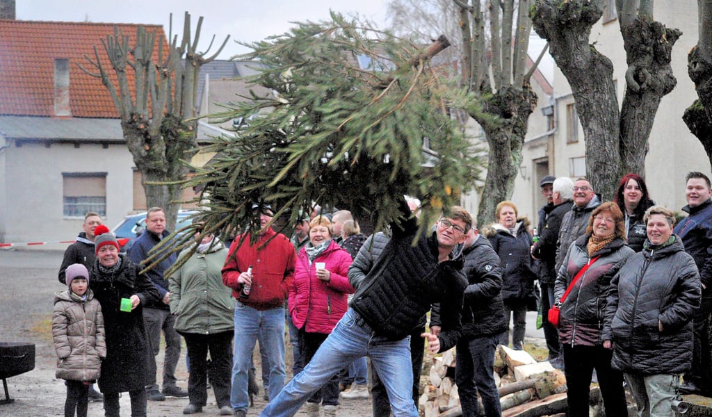 Und weg damit! Stephan Werther hat den Dreh raus. Er gewinnt das Weihnachtsbaum-Weitwerfen.