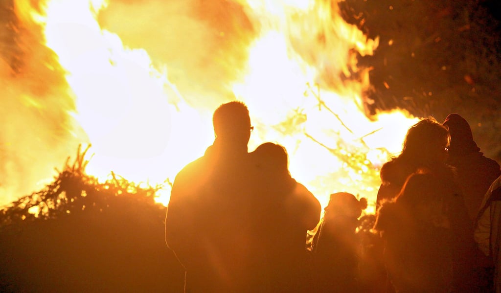 Auch in Greppin werden wie in vielen anderen Orten des Altkreises Weihnachtsbäume in großer Runde verbrannt. Party ist angesagt.