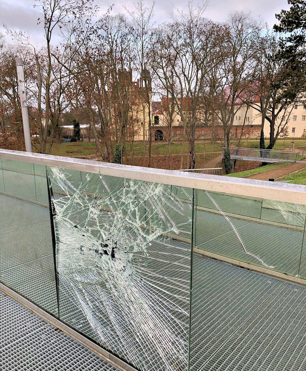 So sah einer der Spiegel auf dem Bunkerberg in der vergangenen Woche aus. Hinzu kommen diverse weitere Schäden beziehungsweise Lücken in der Installation. 