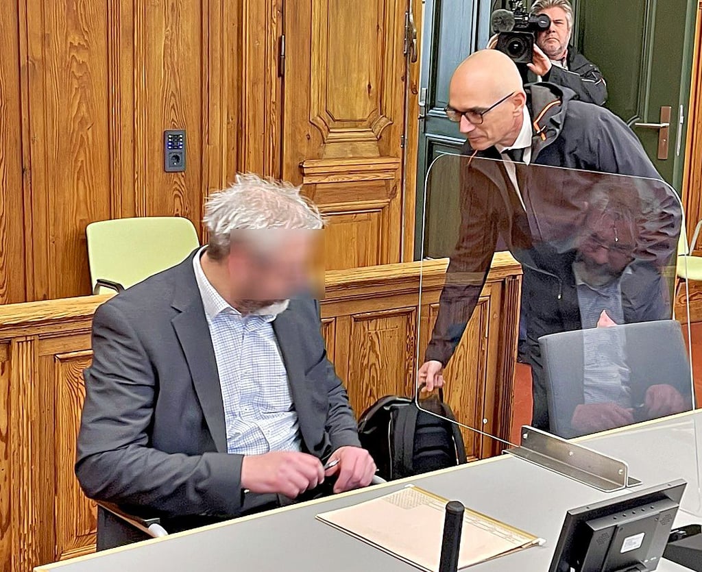 Der wegen Untreue in besonders schwerem Fall angeklagte Rechtsanwalt (l.) sitzt neben seinem Verteidiger Eckhard Schmidt (r.).