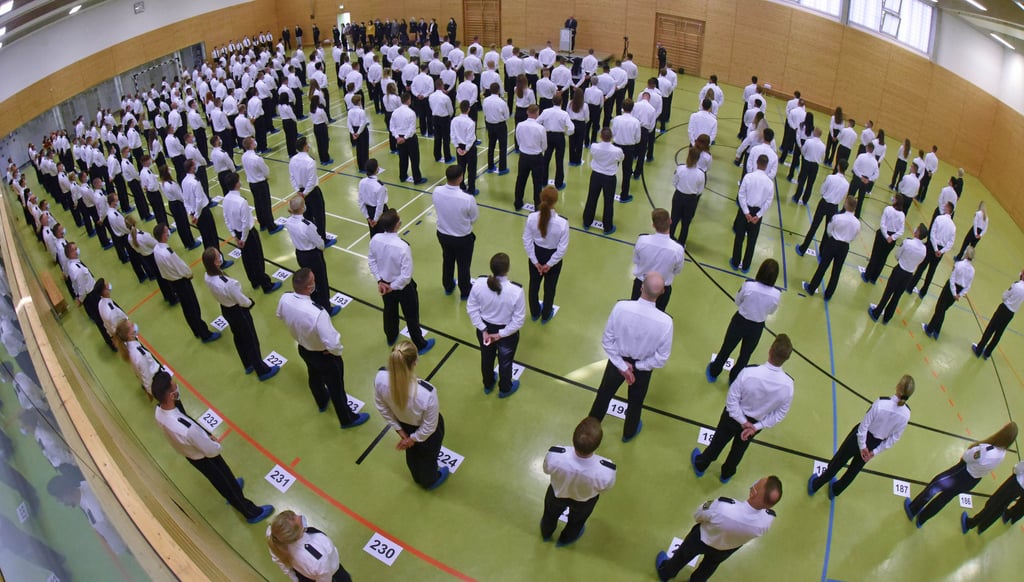 Zeugnisse nach anstrengender Ausbildung: Bürger müssen sich darauf verlassen können, dass sich Absolventen verfassungskonform verhalten.