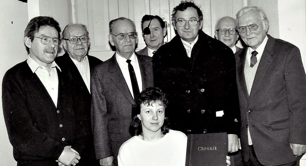 Die Chronistengruppe vor 30 Jahren. Hinten von links: Gottfried Kruppa, Willy Hahn, Theo Gille, Ulrich Böhle, Bürgermeister Hermann Prasse, Fritz Hinkelmann und Gudomar Seiffert, der übrigens am Kriegsende die Bände der alten Ilse-Zeitungen gerettet hatte. Vorn Kathrin Mannewitz.