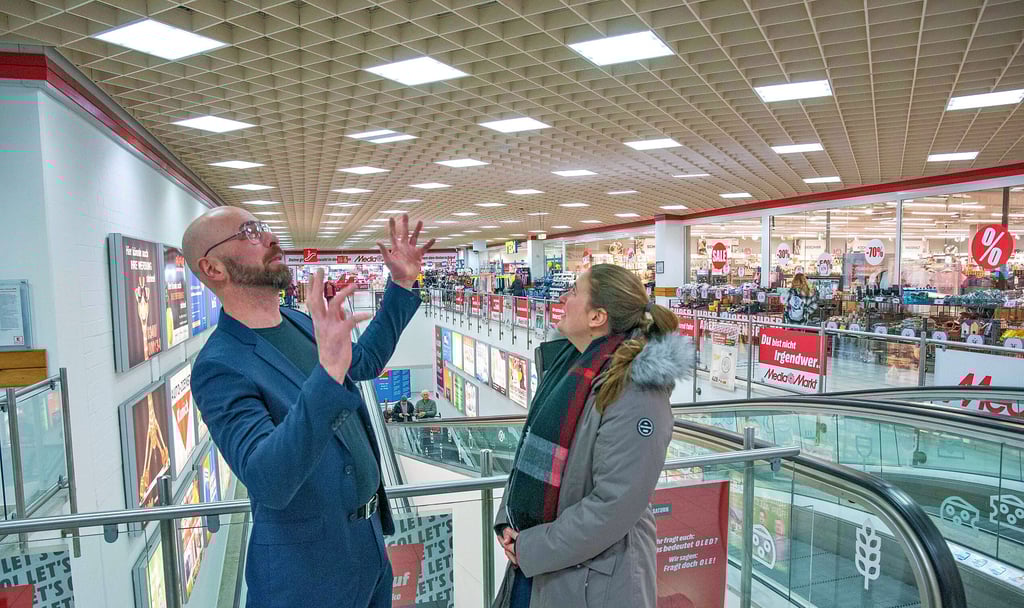 Projektleiter Christoph Berg und Centermanagerin Janine Schreiner beim Arbeitsgespräch in der oberen Etage.