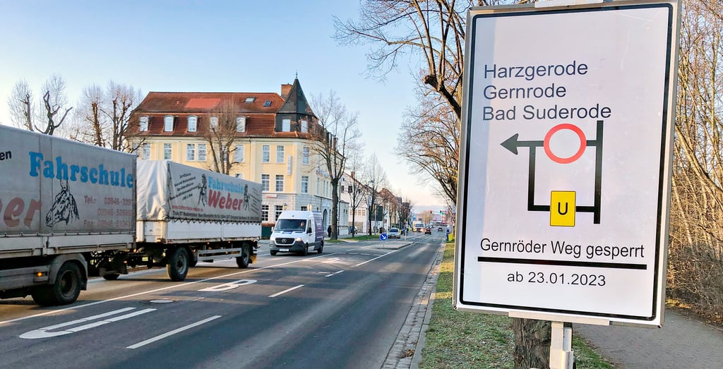 Die Schilder – wie hier im Harzweg – stehen bereits. Ab Montag soll an der Ortsdurchfahrt Quedlinburg wieder gebaut werden.