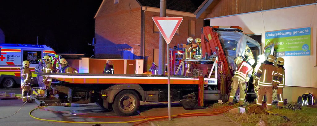 Dieser Abschleppwagen krachte am frühen Freitagmorgen in Löderburg in ein Bürogebäude.