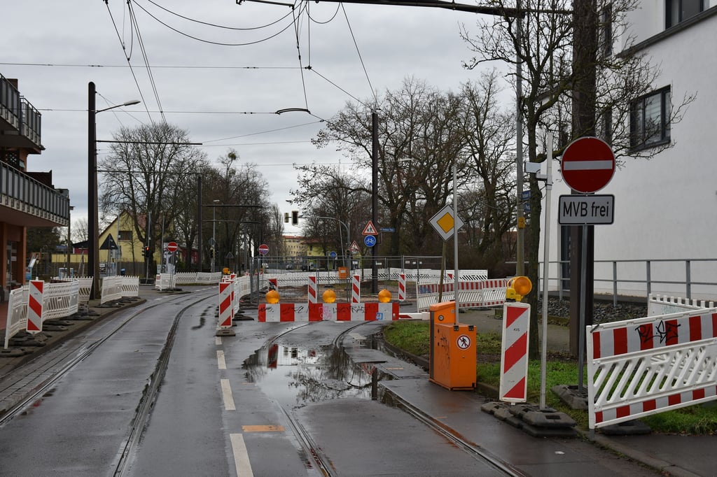 Sackgasse am Pechauer Platz in Magdeburg: Die Umleitung führt über Schwarzkopfweg, In den Gehren, Thomas-Mann-Straße und Witzlebenstraße.