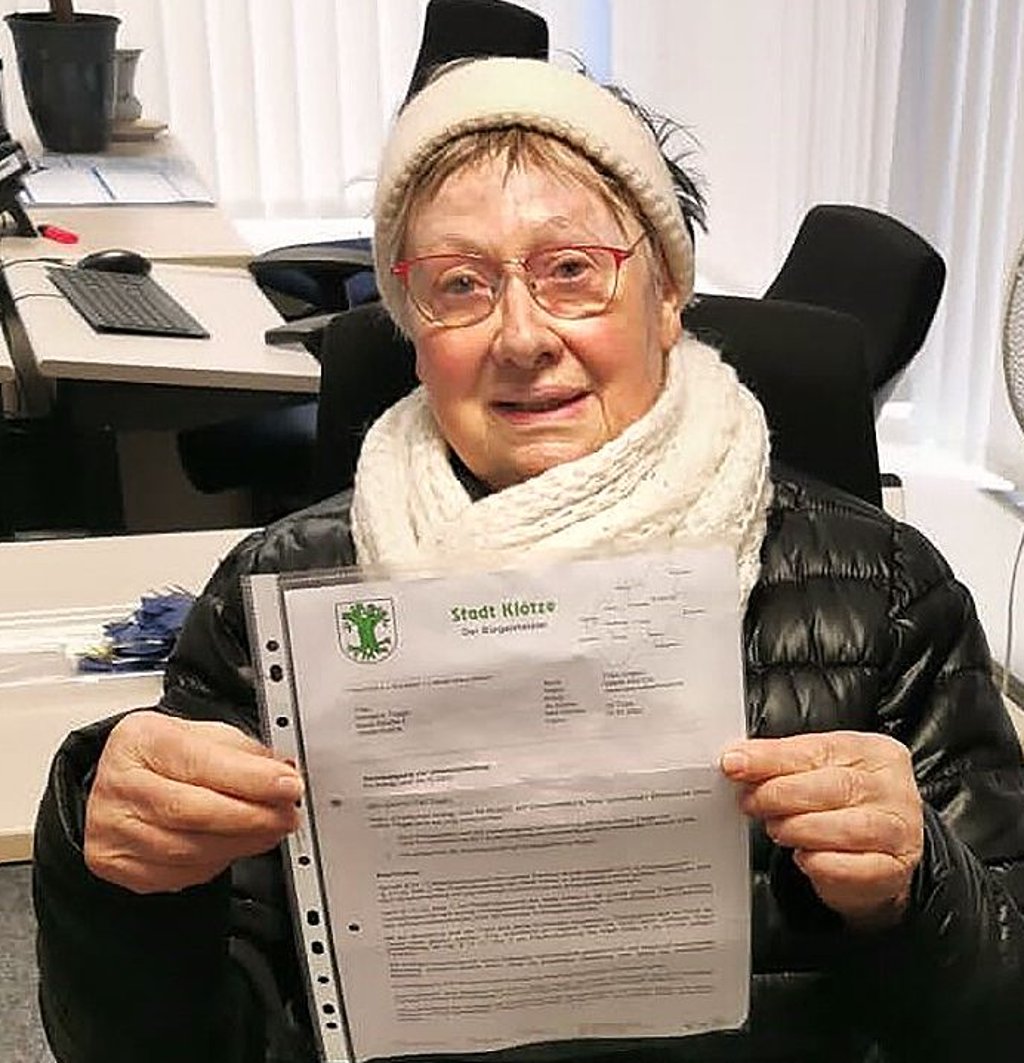Annelore Tegge mit dem Bescheid der Klötzer Stadtverwaltung. Sie und ihr verstorbener Mann dürfen nun in einer zweistelligen Urnennische ihre letzte gemeinsame Ruhestätte finden.