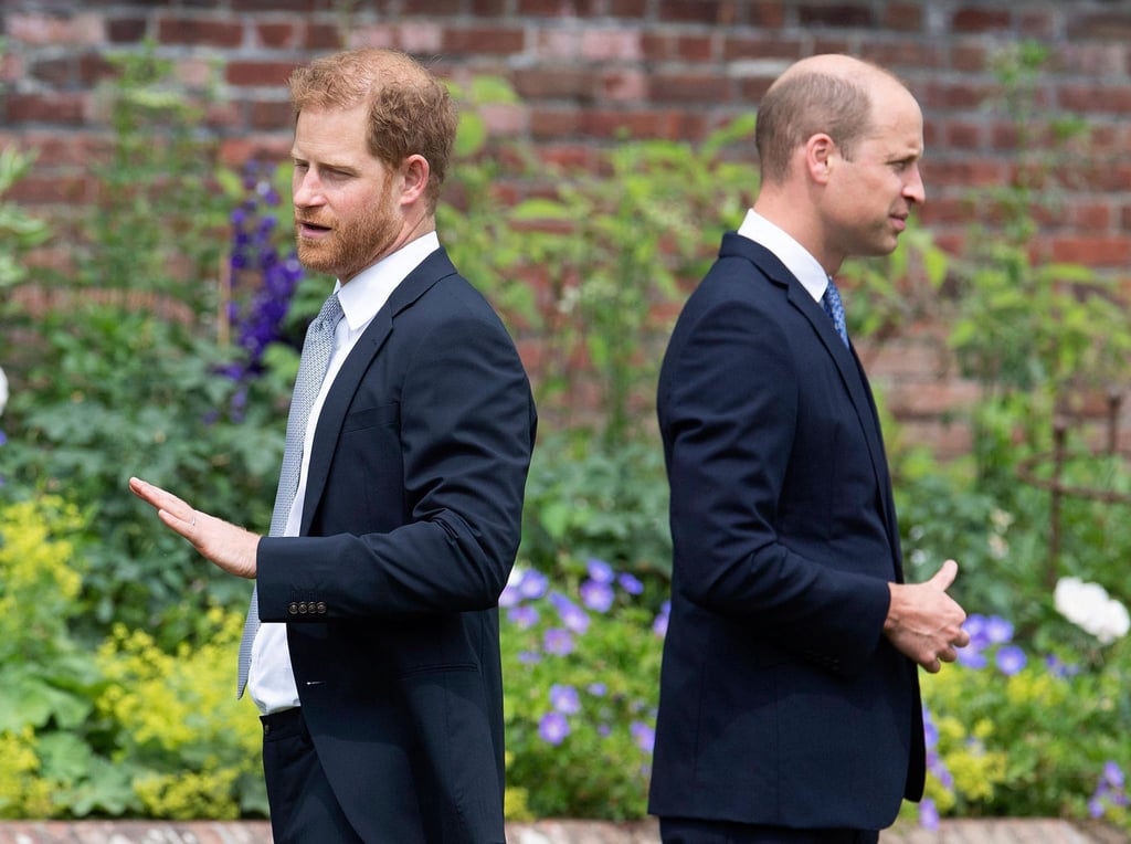 Die britischen Prinzen Harry (l) und William stehen bei der Enthüllung der Statue ihrer Mutter Diana Rücken an Rücken im Sunken Garden des Kensington-Palastes (2021).