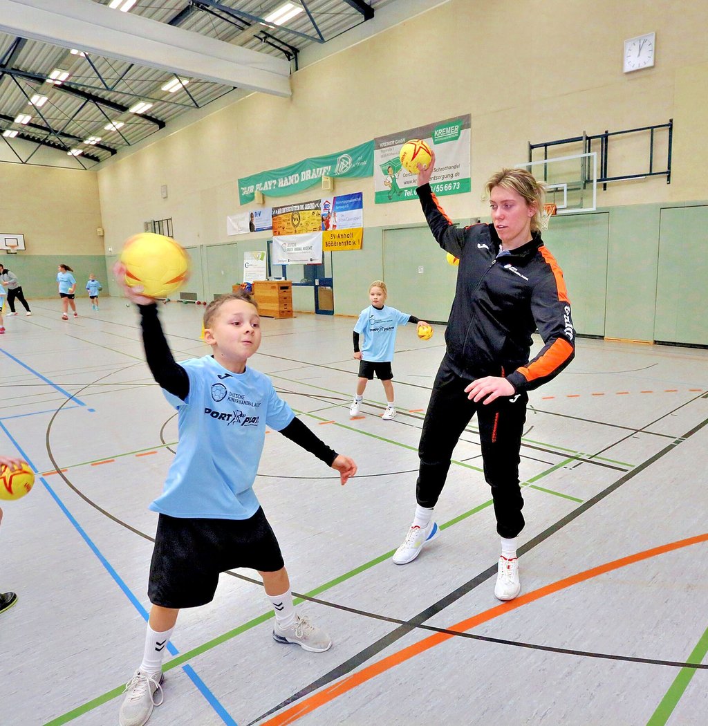 Die Trainerin der Ludwigsburger Handball-Akademie, Carolin Richter, übt mit den Campteilnehmern den Schlagwurf.