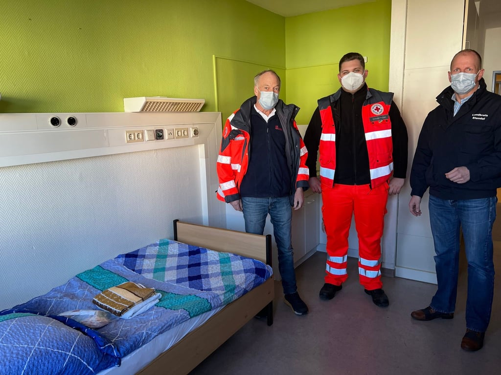 Sebastian Stoll zeigt die Unterkunft.
