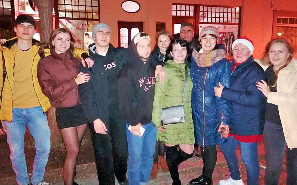 Diese Gruppe Ukrainer auf dem Ascherslebener Marktplatz stößt zum Jahreswechsel zweimal an: einmal auf ihr Heimatland und einmal auf die Hilfe und Herzlichkeit der Deutschen.