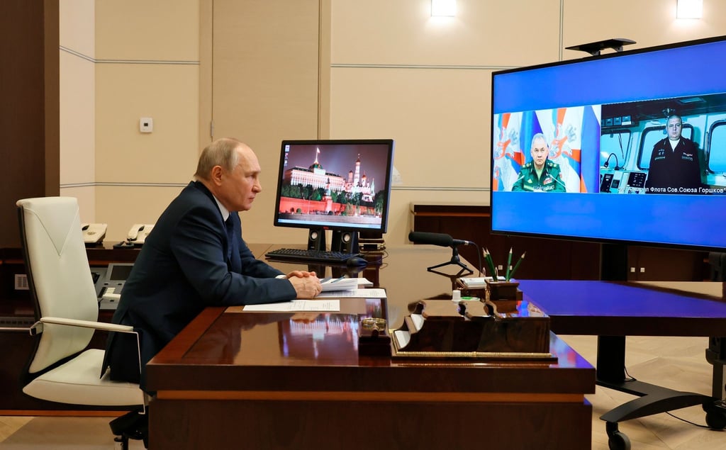 Der russische Präsident Wladimir Putin bei einer Videokonferenz mit dem Verteidigungsminister Sergej Schoigu und Igor Krokhmal (r), Kommandeur der Fregatte „Admiral Gorschkow“.