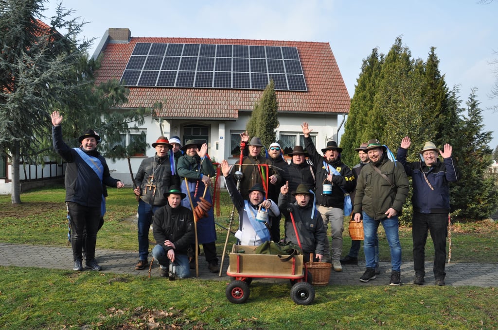Rund fünf Stunden dauerte der Heischezug der Jeggauer Fasslomstüber durch Eigenthum und Jeggau. Die Dörfer waren mit bunten Schleifen geschmückt. An den Ortseingängen wiesen Tafeln auf das Traditionsfest hin.