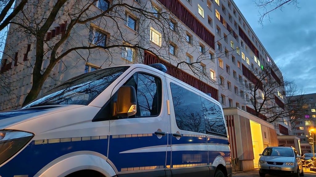 Die Polizei war vor Ort, um nach Spuren zu suchen und Anwohner zu befragen.