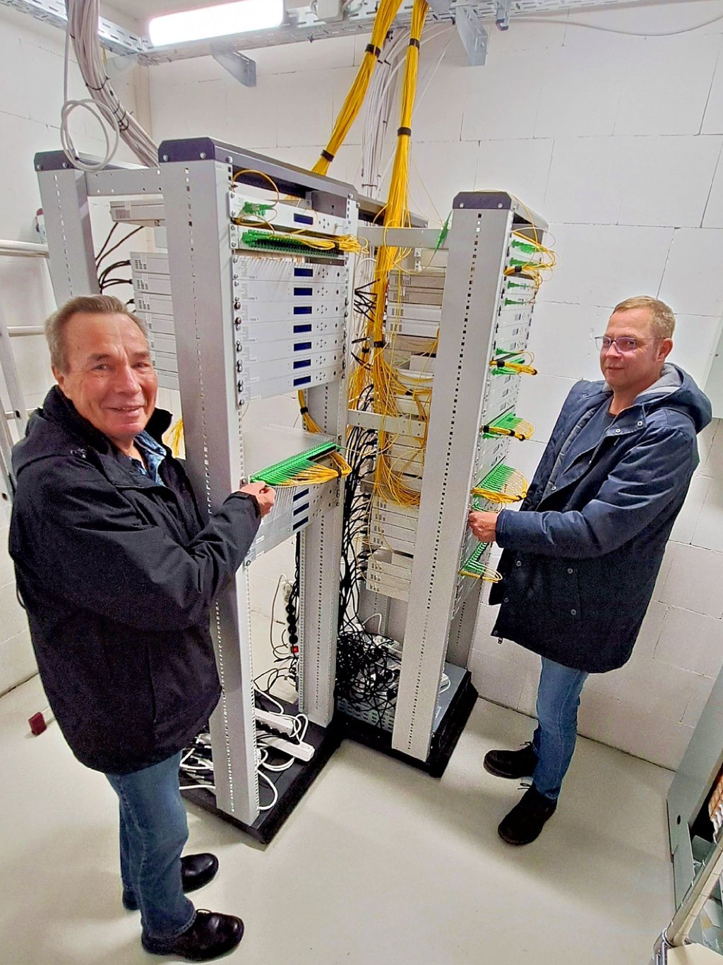 Gerd Worch (li.) und Sohn Mario Worch in der Kopfstelle der Hettstedter Firma Elektrofunk. Hier laufen die Leitungen für das Glasfasernetz zusammen, das das Unternehmen seit 2017 ausbaut.