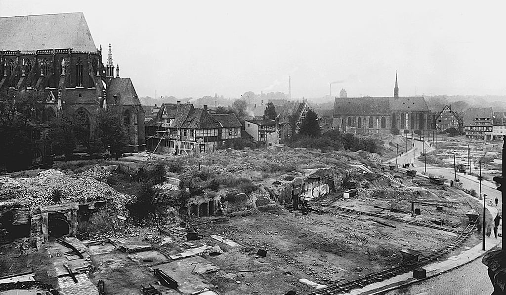 Der Hohe Weg in Halberstadt nach dem Krieg. Dem Betrachter bot sich ein Bild der Zerstörung.