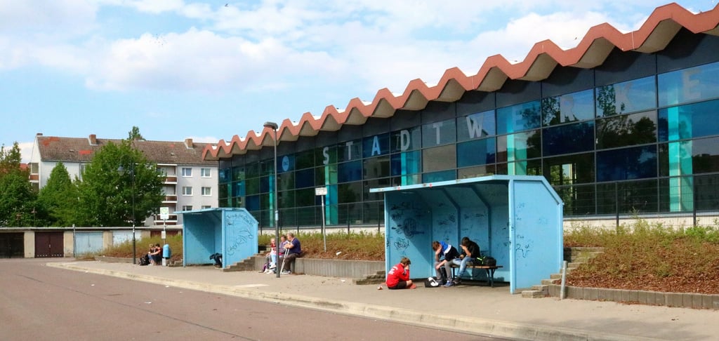 An der Haltestelle vor der Zerbster Schwimmhalle warten nicht nur wie Schüler und Fahrgäste auf den Bus. Der Ort ist ein beliebter Treffpunkt - Klagen über Müll, Lärm und Vandalismus die Folge.