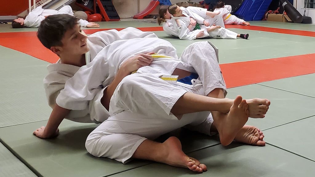 Der Nachwuchs ist gesichert. Im Jiu-Jitsu-Verein Stendal trainieren schon die Kleinsten ab vier Jahren. Hier rollen gerade 10- bis 14-Jährige über die Matte.