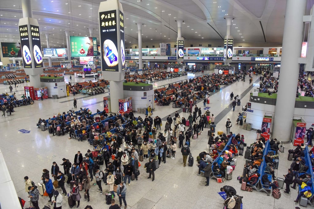 Passagiere im Bahnhof von Urumqi in der nordwestchinesischen autonomen Region Xinjiang Uygur.