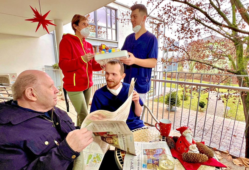 Peter Ehrhardt (links) wird regelmäßig von Amel Fazlic im Bernburger DRK-Seniorenwohnpark umsorgt. Der Bosnier hat wie sein Landsmann Belmin Mesanovic (rechts) bei Praxisanleiterin Franziska Heinecke erfolgreich die praktische Ausbildung zum Altenpfleger absolviert.