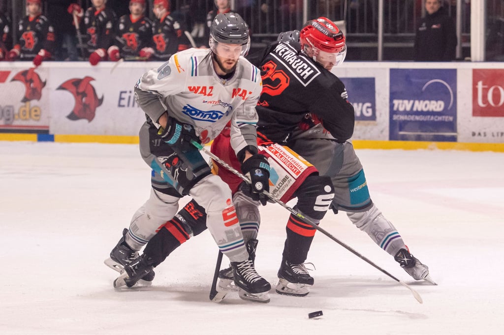 Torschützen unter sich: Essens Enrico Saccomani (l.) und Halles Thore Weyrauch im Duell um den Puck.