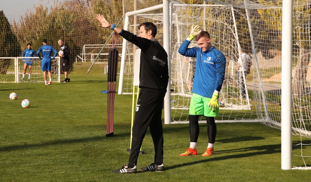 Matthias Tischer (l.) verlangt Tom Schlitter viel ab. Seit 2016 trainiert der ehemalige FCM-Akteur die Torhüter des Clubs.