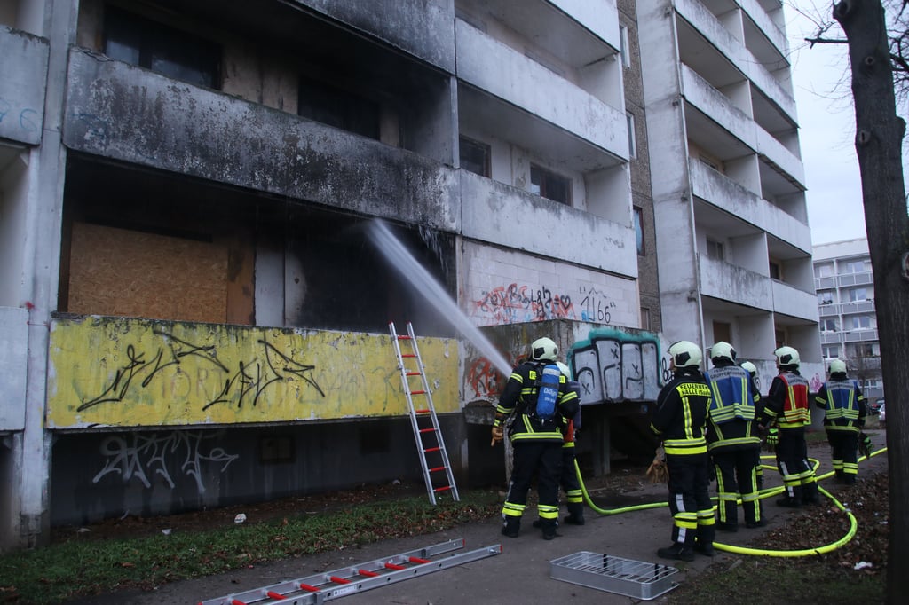 Die Feuerwehr in der Hyazinthenstraße im Löscheinsatz.