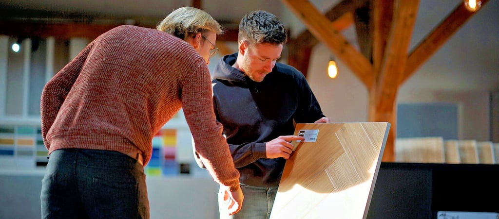 In wirtschaftlich unsicheren Zeiten macht sich Felix Schrader-Zahner (rechts im Bild), der nebenberuflich als DJ arbeitet, selbstständig. Firmensitz ist ein Loft in Derenburg.