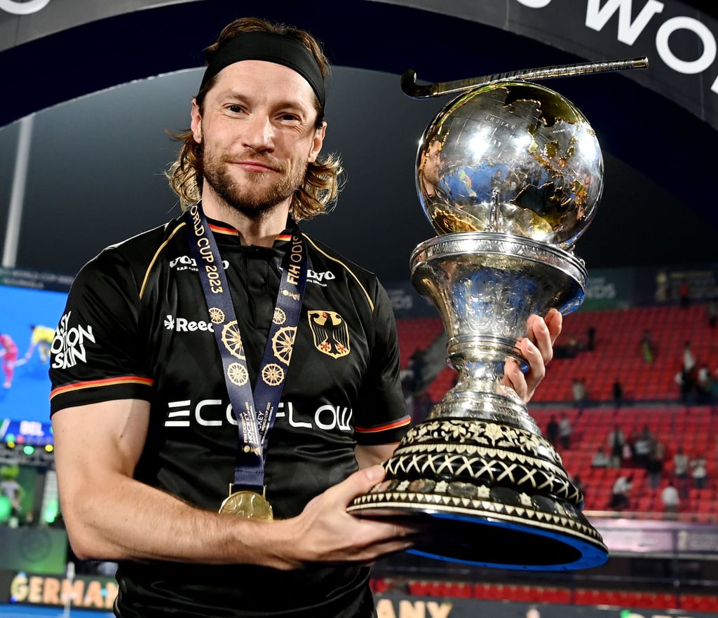 Da ist das Ding: Der Köthener Martin Zwicker am Sonntag mit dem WM-Pokal.