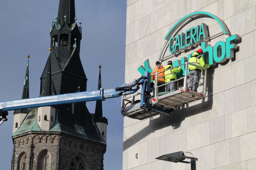 Buchstabe für Buchstabe des markanten Schriftzugs verschwindet am Dienstagvormittag von der Fassade des einstigen Kaufhofgebäudes am Markt.