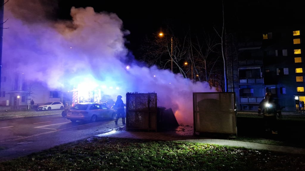 Die Feuerwehr löschte die brennenden Mülltonnen.
