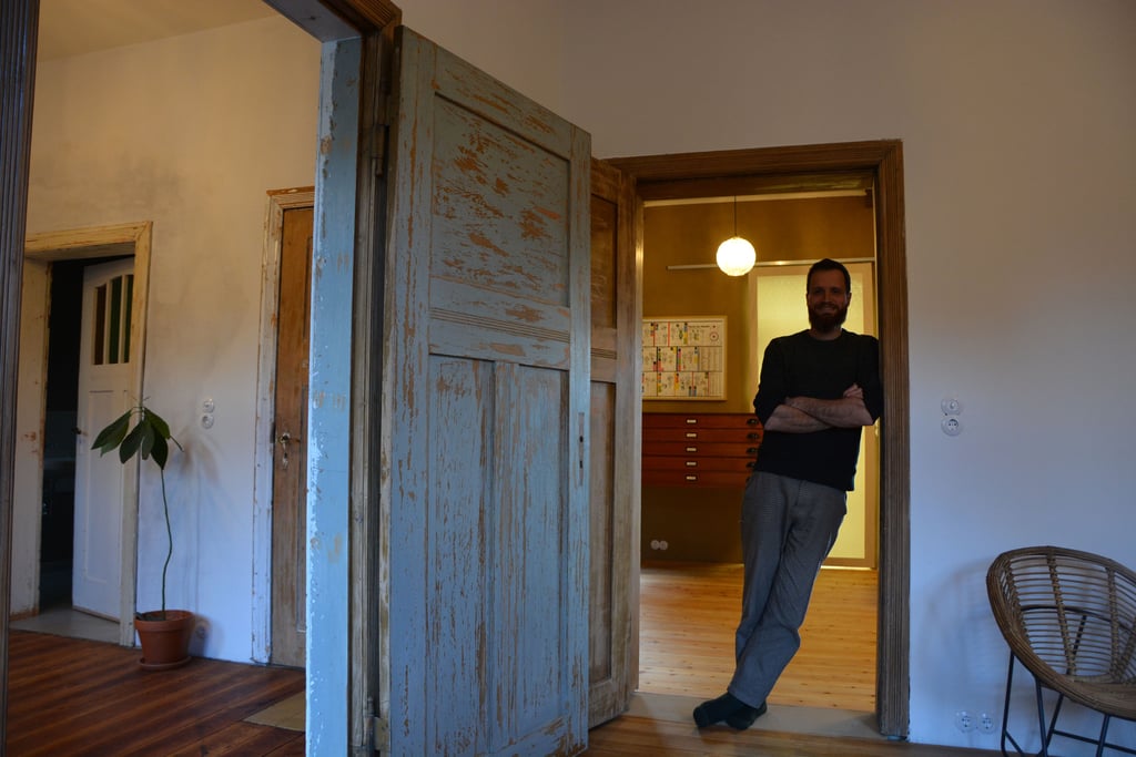 Sebastian Heißig in seiner Physiotherapie-Praxis in Beelitz. An den Wänden Lehmputz, die blaue Tür bleibt so: Der Rückkehrer hat seinen eigenen Stil.