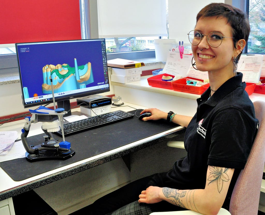 Zur Arbeit von Zahntechnikerin Laura Kulms gehört neben der Arbeit an der Werkbank auch die Arbeit am PC. Die 25-jährige hat ihre Ausbildung bei „Zahntechnik Antje Wilmerstaedt“ in Magdeburg absolviert und dabei herausragende Leistungen gezeigt.